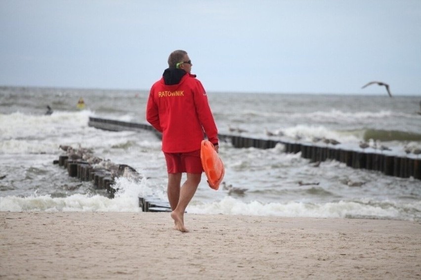 Nastolatek jest reanimowany na plaży w Krynicy Morskiej. Na...