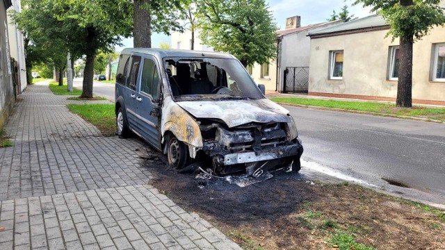 Pożar samochodu marki Ford Tourneo na ulicy Dziewińskiej we Włocławku. Zdjęcia