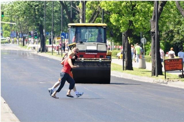 Masa w momencie ułożenia ma temperaturę 150*C, w momencie nalepiania znaków poziomych 60*C.