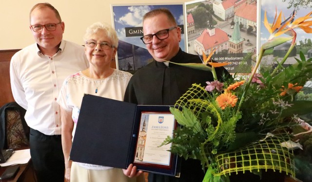 Ks. Marek Rogeński SAC jest jednym z najbardziej znanych i lubianych kapłanów w naszym powiecie. O jego pomysłach i dokonaniach wiele razy pisaliśmy w naszym tygodniku. Działalność proboszcza dostrzegli też mieszkańcy, którzy podpisali się pod wnioskiem o przyznanie mu tytułu „Zasłużony dla gminy Międzyrzecz”.