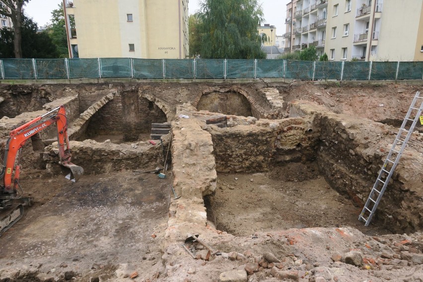 Nyscy archeolodzy odsłonili ponad 600-letnie piwnice. Co w...