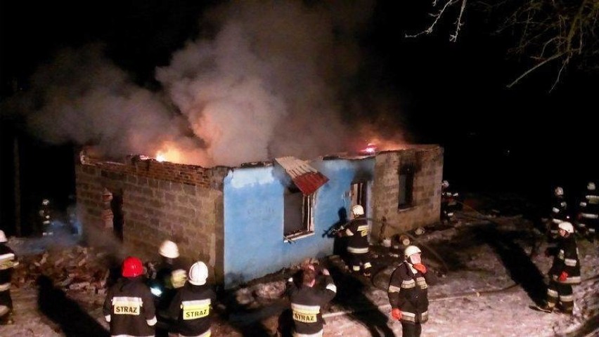 Spłonął dom w Lipnicy. Strażacy mieli utrudniony dojazd [ZDJĘCIA]