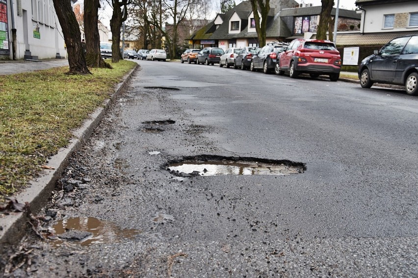 Dziury w drogach w Oleśnicy. Kierowcy mówią, że asfalt jest, jak ser szwajcarski