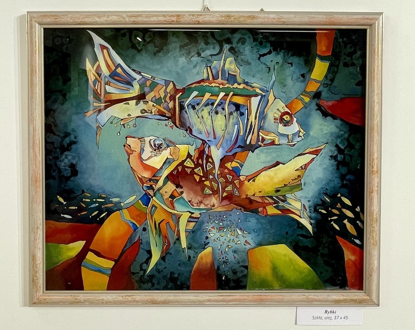 Fantastyczne obrazy na szkle ukraińskiej artystki Wiktorii Kuźmy. Wyjątkowa wystawa w CDS w Krośnie [ZDJĘCIA]
