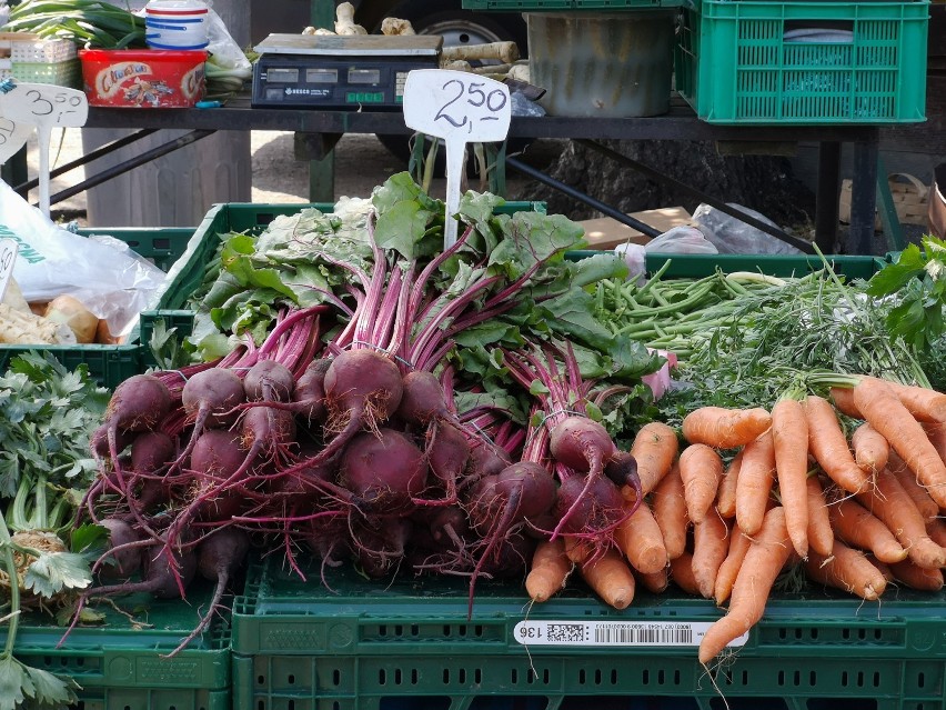 Ceny warzyw i owoców na rynku w Grudziądzu. Tłumy na targowisku [zdjęcia]