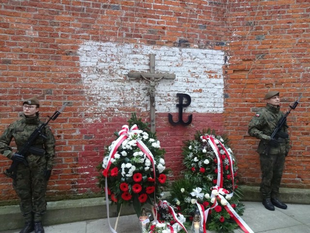 W piątek, 1 marca odbyły się uroczystości upamiętniające bohaterów antykomunistycznej konspiracji. Przed dawnym więzieniem Urzędu Bezpieczeństwa w Kielcach złożono kwiaty i zapalono znicze.