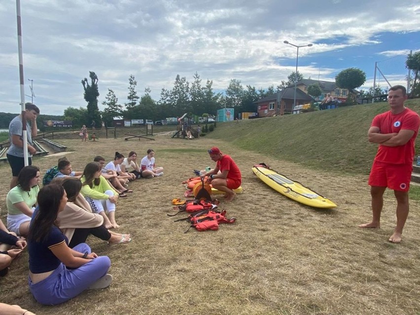 Szkolenie za ratownikami WOPR na plaży w Cichowie