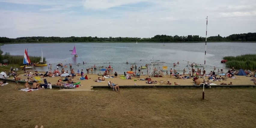 Szkolenie za ratownikami WOPR na plaży w Cichowie