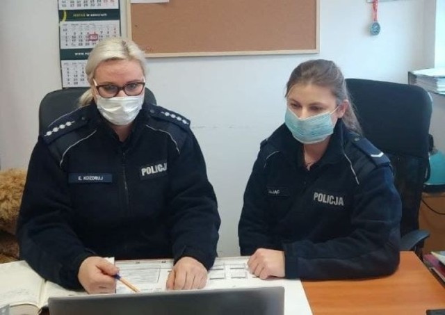 Komenda Powiatowej Policji w Grójcu zapewnia uczniom dostęp do profilaktyki w trakcie trwającej epidemii, prowadząc z nimi zajęcia zdalne.