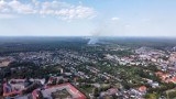 Ogromny pożar w Tarnowskich Górach. Ogień objął ponad 7 hektarów traw i poszycia leśnego. Na miejscu działa 17 jednostek straży