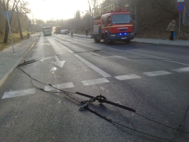 Około godz. 12:30 na ul. Mełgiewskiej ciężarówka zerwała trakcję ...