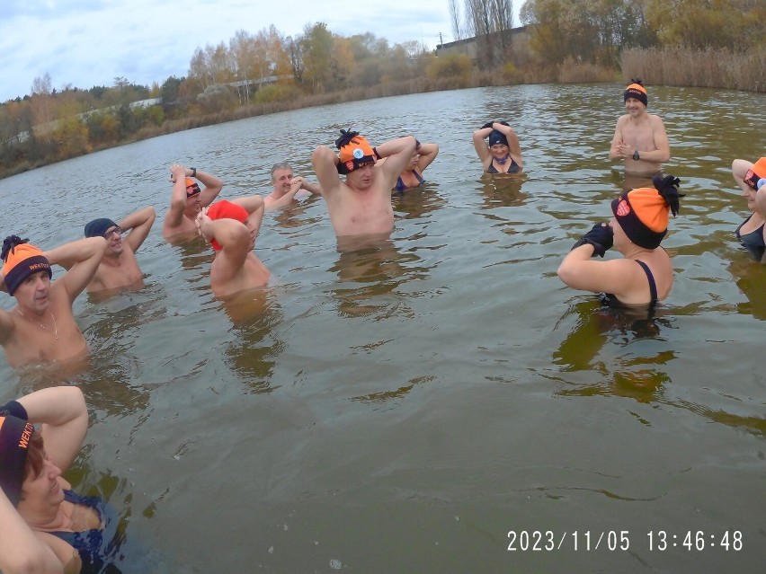 Starachowickie morsy z klubu "Wektor" kąpały się w zalewie Piachy. Woda jest już odpowiednio chłodna. Zobacz zdjęcia