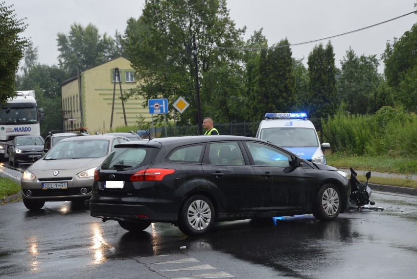 Wypadek na ul. Częstochowskiej w Wieluniu. Motocyklista trafił do szpitala ZDJĘCIA