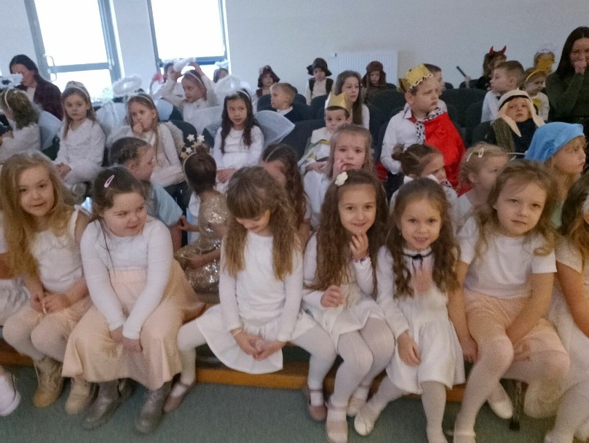 Dzieci wzięły udział w XIII Przeglądzie Zespołów Kolędniczych i Jasełkowych w Zespole Szkolno-Przedszkolnym w Chrustowie