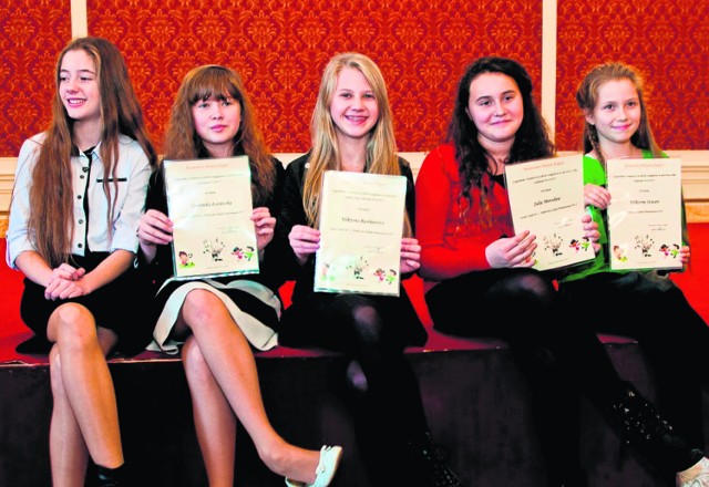 Stypendystki podczas uroczystości rozdania dyplomów i nagród za wybitne osiągnięcia w Pałacu Książęcym.