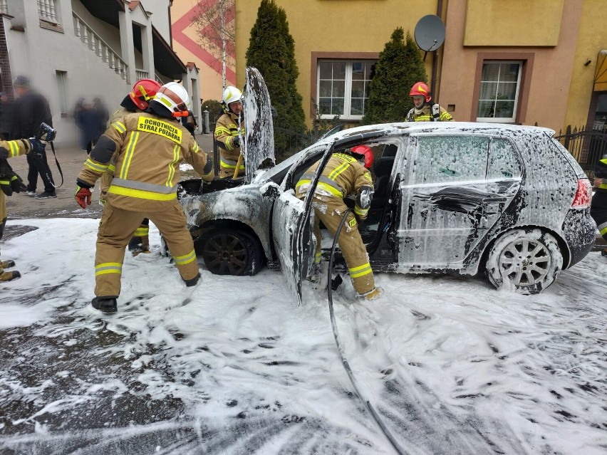 Pożar auta w Słupcy. Płomienie sięgały kilku metrów 