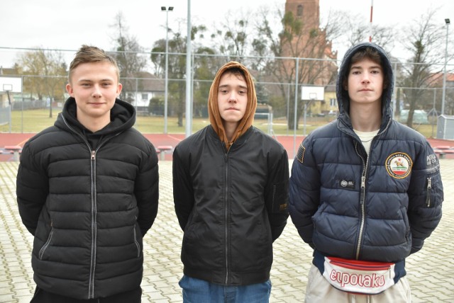 Uczniowie śremskiego ZSP: Szymon Jaszkiewicz (z lewej), Paweł Krauze (w środku), Mikołaj Strabel (z prawej) i Antoni Błaszczyk (brak na zdjęciu)  zachowali się wzorowo.