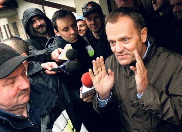 Porąbka Kobiernice, premier Donald Tusk u powodzian