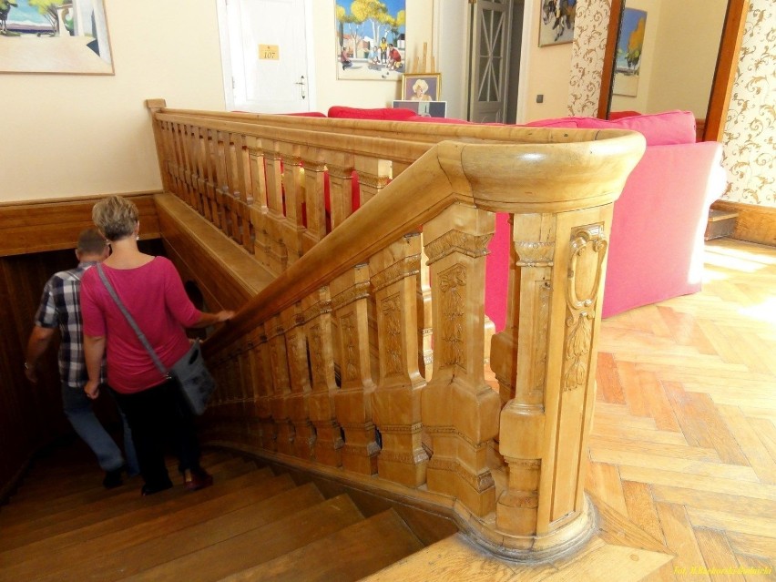 Oryginalne, zabytkowe schody robią na gościach niesamowite...