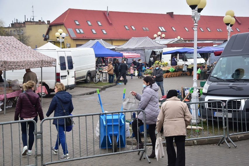 Metalowe płotki wyznaczają teren handlowy kwidzyńskiego...