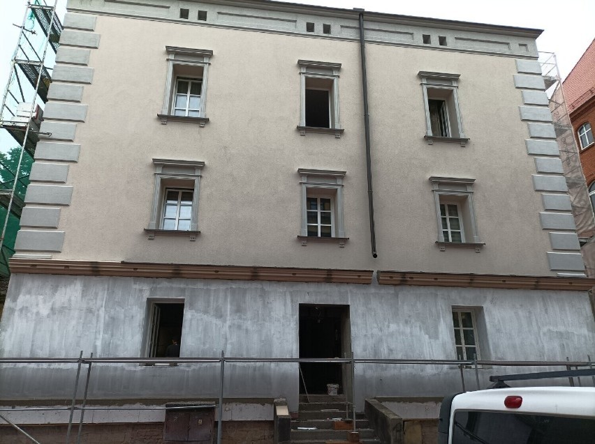 Sierpień: remont budynku na ulicy Strażackiej 2 w...