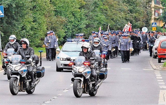 Orkiestry przemaszerowały na pl. Dąbrowskiego pod eskortą policjantów na motocyklach.