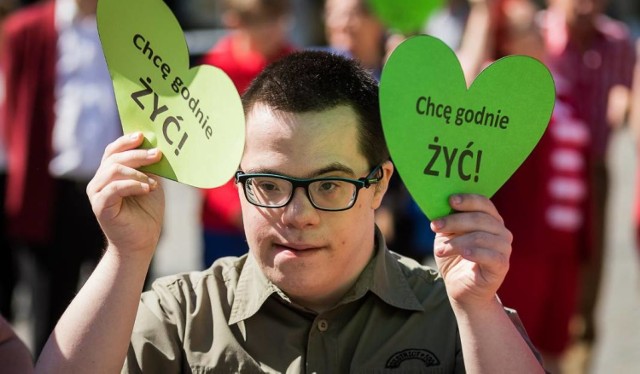 W wielu miastach w Polsce organizowane są akcje mające na celu wyrażenie poparcia i solidarności z rodzicami osób niepełnosprawnych protestujących w Sejmie
