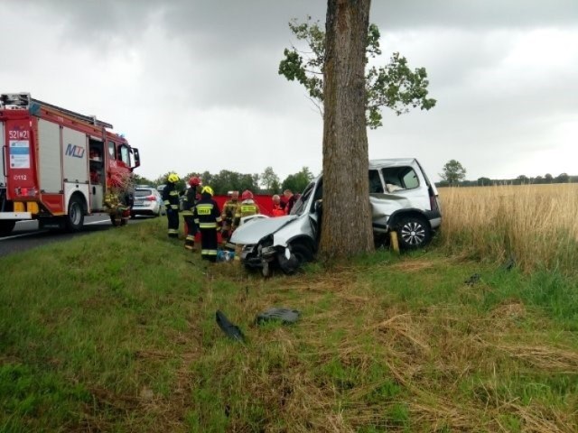 Do dramatu doszło na krajowej "6". Samochód z niewyjaśnionych przyczyn zjechał z drogi i uderzył w drzewo.