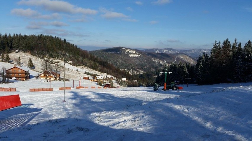 Śnieg w górach. Pierwszy wyciąg w Beskidach już działa [ZDJĘCIA]