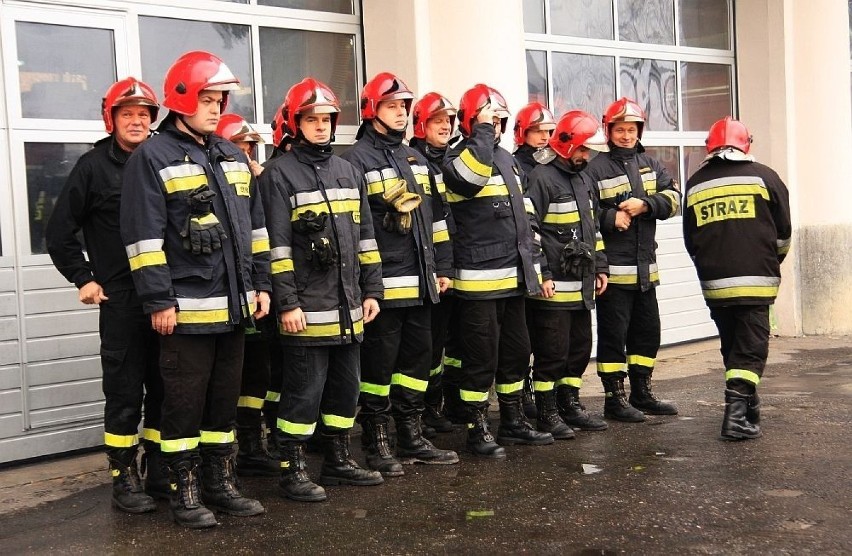 Poranna zmiana służby. Strażacy pełnią służbę w trybie...