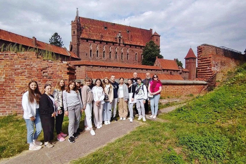 Polskie dzieci z ukraińskiego Stryja przebywają na wakacjach w regionie, by poznać historię Polski. W Malborku odwiedziły nie tylko zamek