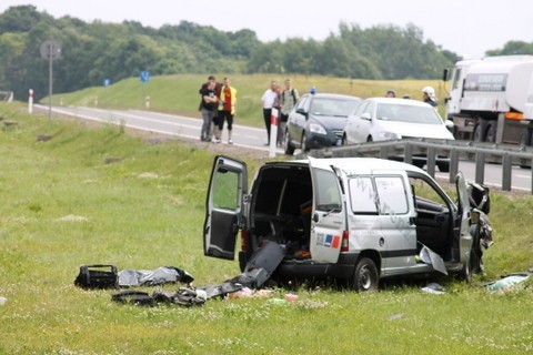 Wypadek na obwodnicy Chojnic. Zginęły 2 osoby, w tym ksiądz Wiesław Madziąg [ZDJĘCIA]