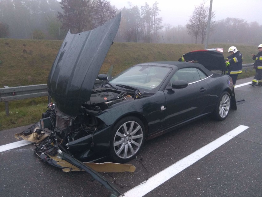 Wypadek sportowego Jaguara na autostradzie A2. Ranne dzieci (ZDJĘCIA)