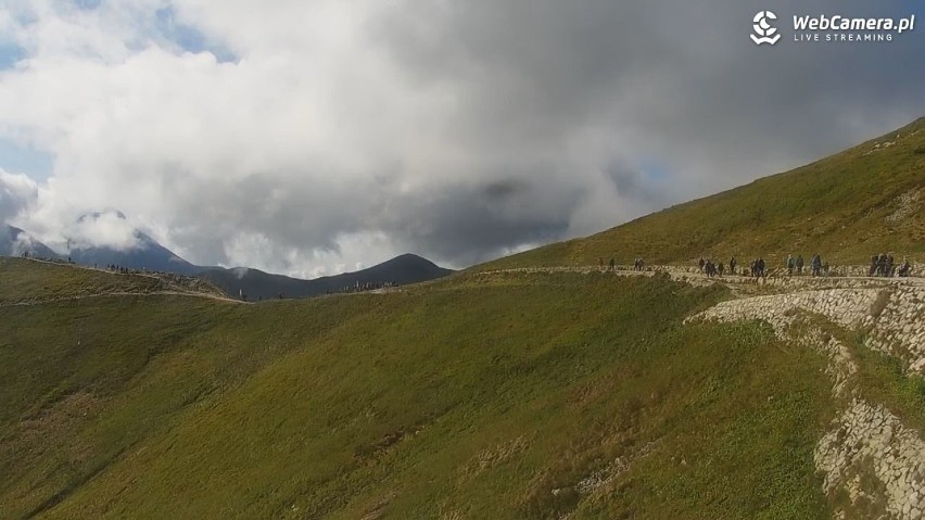 W Tatrach spadł śnieg. Biały puch zalega na szczycie Łomnicy w Tatrach Słowackich