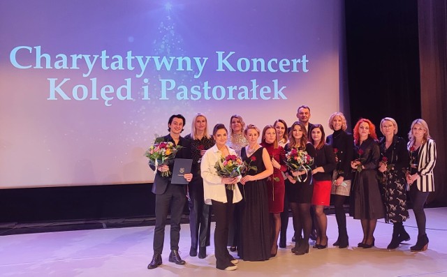 Wszyscy występujący otrzymali podziękowania, dyplomy oraz kwiaty, które wręczali: Marek Frączek Dyrektor MOK oraz Paulina Wichot, nauczyciel szkoły podstawowej nr 2, współorganizatorka koncertu.