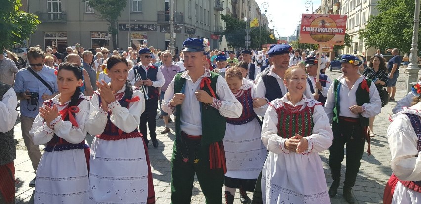 Barwny korowód finalistów Ogólnopolskiego Festiwalu Kultury Ludowej „Jawor u Źródeł Kultury” przeszedł przez Kielce 