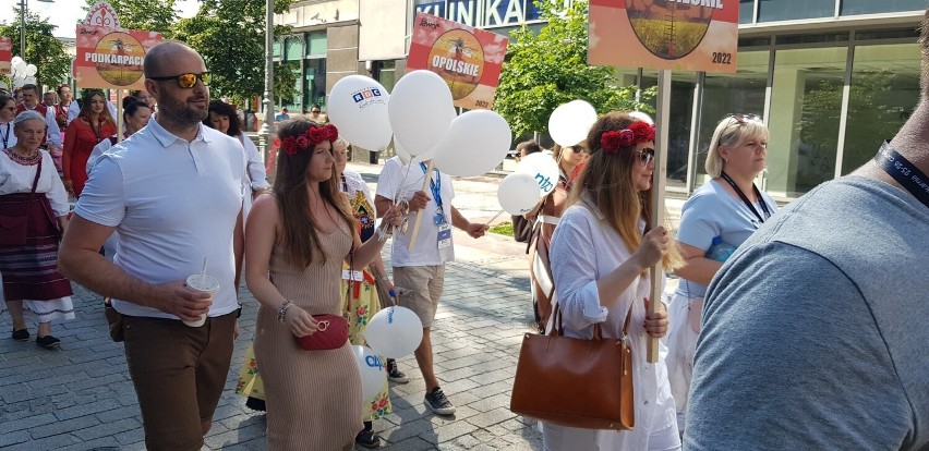 Barwny korowód finalistów Ogólnopolskiego Festiwalu Kultury Ludowej „Jawor u Źródeł Kultury” przeszedł przez Kielce 