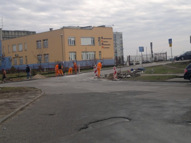 Obok Szkoły Podstawowej numer 33 w Kielcach już rozpoczęły się prace przy budowie przejścia dla pieszych.