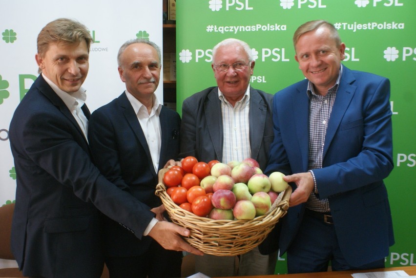 Władze powiatu kaliskiego zainaugurowały akcję "Zdrowy owoc dla dzieci z powiatu" [FOTO]