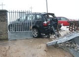 Wypadek w Kłóbce. Kierowca audi uderzył w zaparkowany samochód