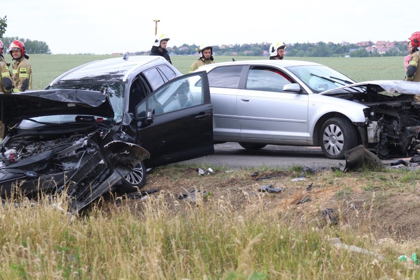 Wypadek na drodze Grzybiany - Koskowice! Dwie osoby zostały ranne, zobaczcie zdjęcia