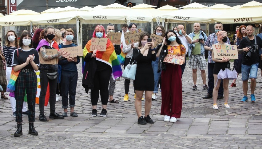 Protest na Rynku w Rzeszowie w obronie środowisk LGBT [ZDJĘCIA]
