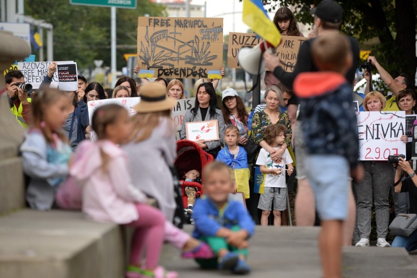 Ukraińcy zorganizowali spontaniczny protest antywojenny pod pomnikiem Jana III Sobieskiego w Gdańsku 07.08.2022