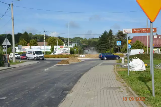 Rondo na zbiegu uli Mostowej, Myślenickiej, Zarabie i Nowowiejskiej w Dobczycach jest już w pełni przejezdne