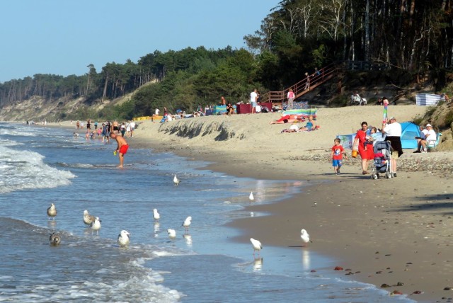 Kolejny ciepły i słoneczny dzień zaprosił na ustecką plażę mieszkańców i turystów. Ciepła woda (17-18 st. C) wielu z nich zachęcała do kąpieli. W ostatnim czasie możemy cieszyć się powrotem lata w regionie. Zobaczcie zdjęcia!