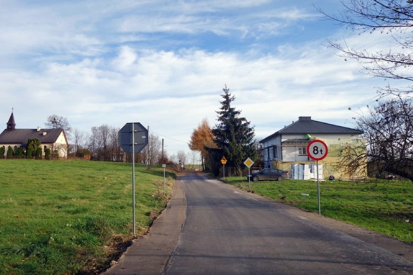 Mieszkańcy gminy Garbów mają dwie nowe drogi. Jest świeży asfalt i znaki drogowe