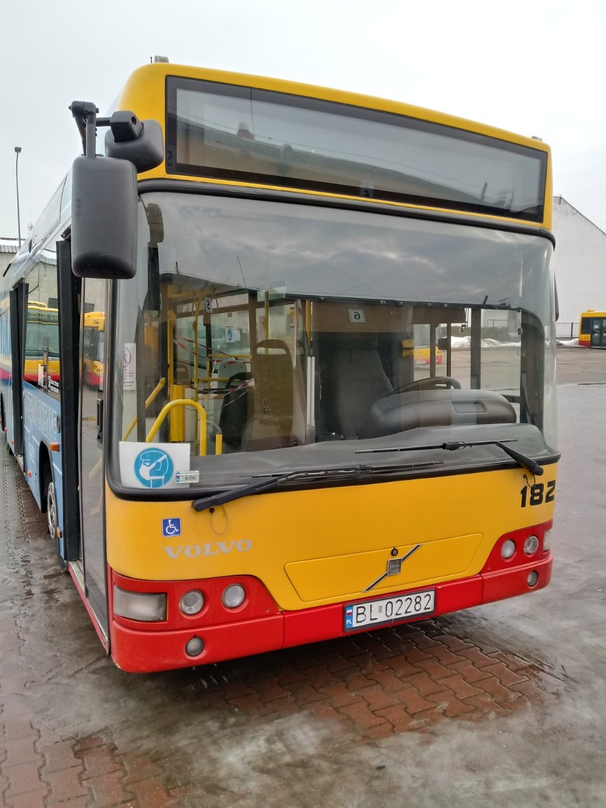 Autobus z numerem bocznym 182