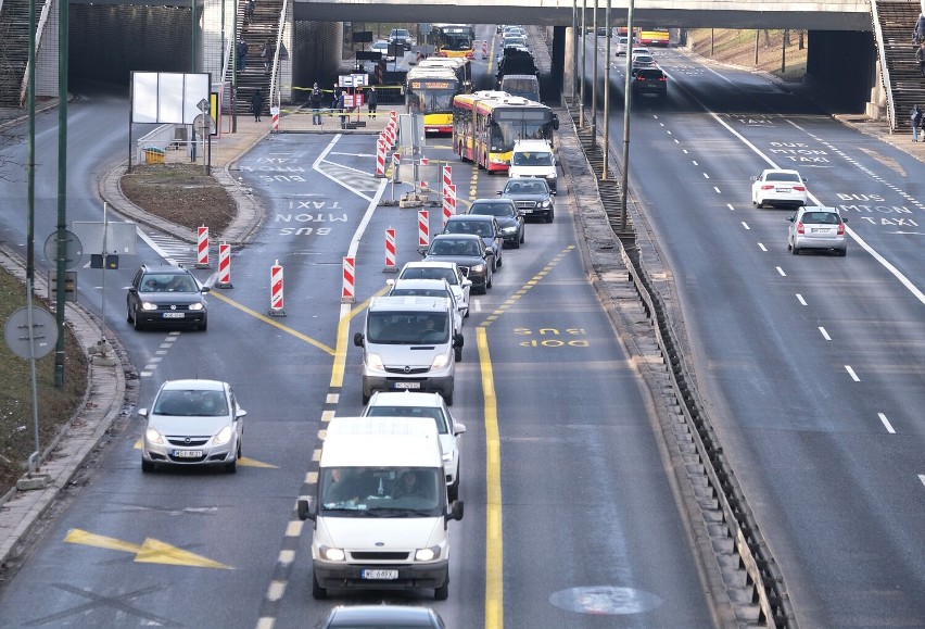 Remont Trasy Łazienkowskiej. Kierowcy nie mieszczą się w pasach, autobusy mijają się "na centymetry" 