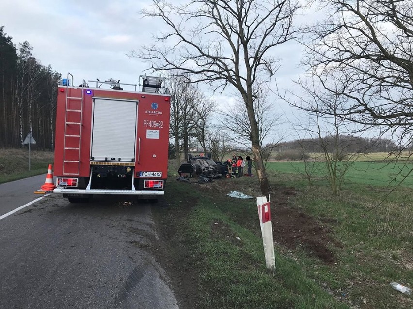 Wypadek na trasie Nadolnik - Zacharzyn. Auto zjechało z drogi i uderzyło w drzewo (FOTO)