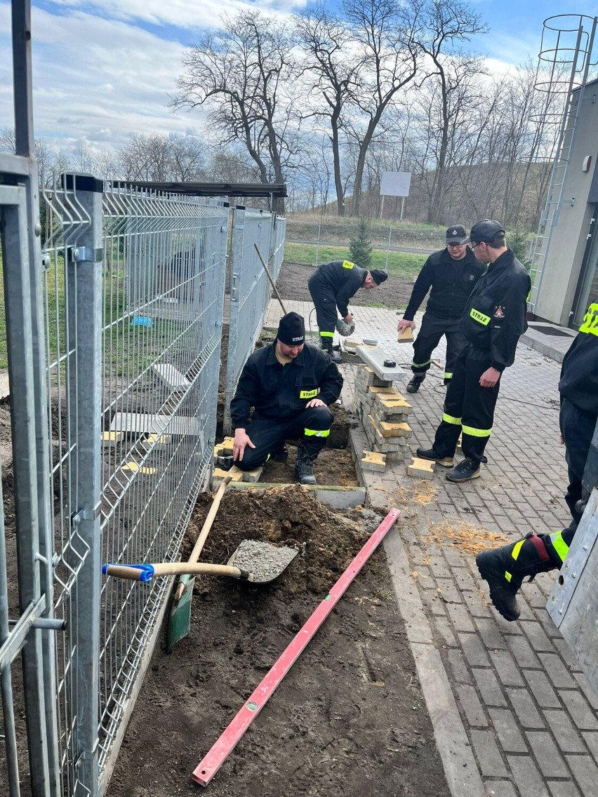 OSP z terenu gminy Rawicz pomagają w schronisku dla zwierząt